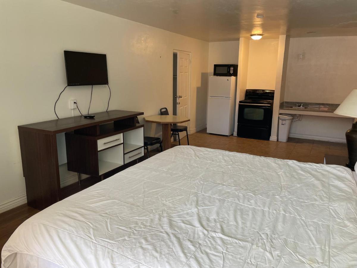 פקוס B&J Hotel And Apartments מראה חיצוני תמונה