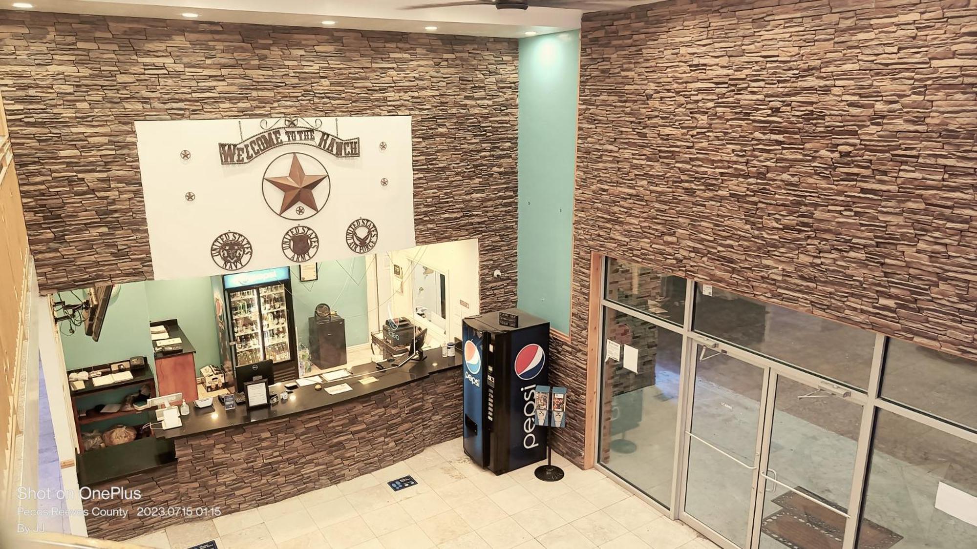 פקוס B&J Hotel And Apartments מראה חיצוני תמונה