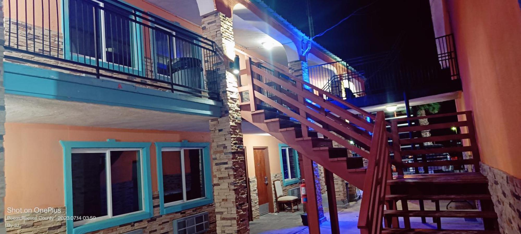 פקוס B&J Hotel And Apartments מראה חיצוני תמונה
