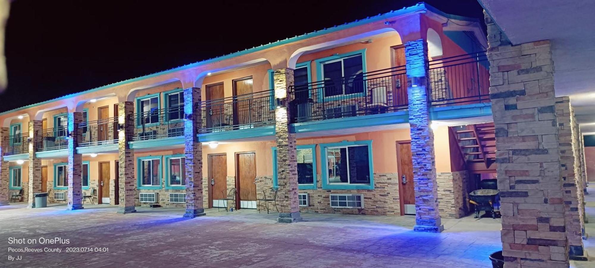 פקוס B&J Hotel And Apartments מראה חיצוני תמונה
