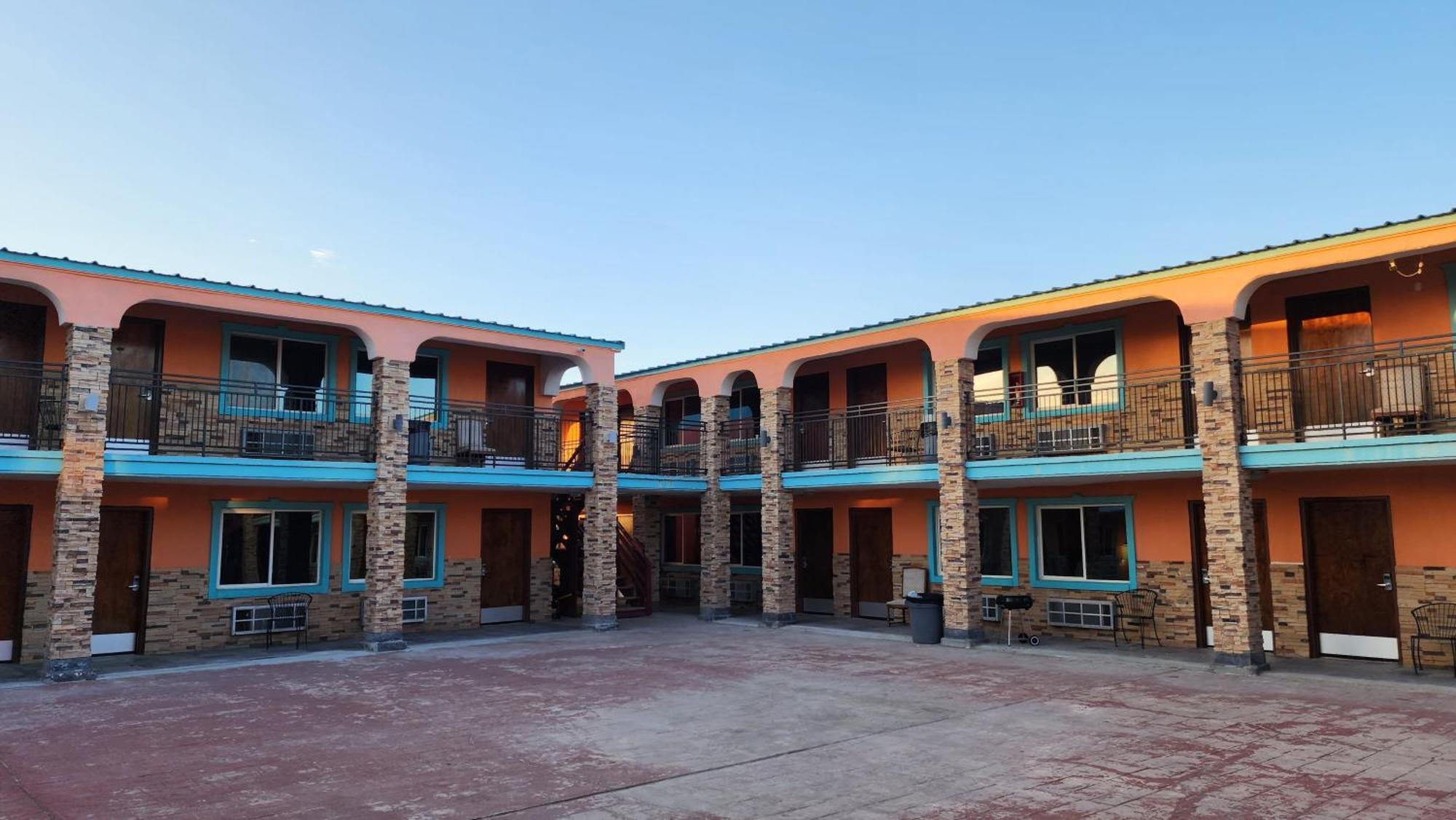 פקוס B&J Hotel And Apartments מראה חיצוני תמונה