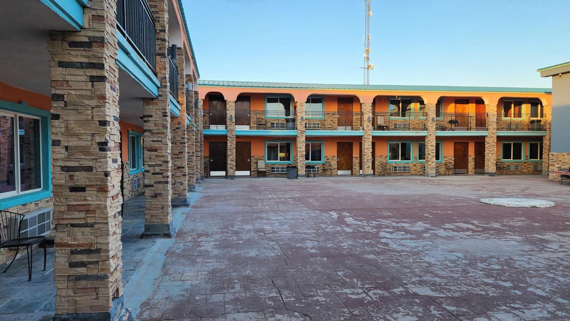 פקוס B&J Hotel And Apartments מראה חיצוני תמונה